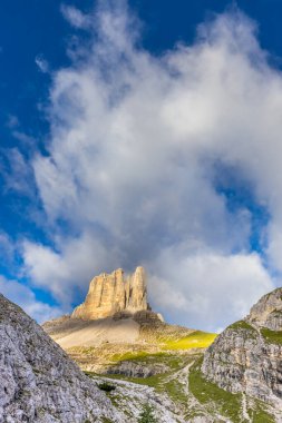 Tre Cime di Lavaredo Alp sahnesi. Dolomitler güneşli bir günde güzel dağ manzarası. İtalya 'da Alpler' de yürüyüş yapan Alpi Dolomiti di Sesto 'nun güney Tirol sıradağları Cortina di Amprezzo yakınlarında.