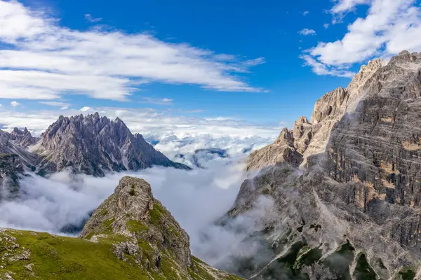 Tre Cime di Lavaredo Alp sahnesi. Dolomitler güneşli bir günde güzel dağ manzarası. İtalya 'da Alpler' de yürüyüş yapan Alpi Dolomiti di Sesto 'nun güney Tirol sıradağları Cortina di Amprezzo yakınlarında.
