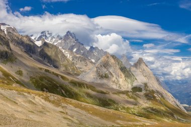 Chamonix Montblanc güzel alp dağları manzara oluşturur. Fransa 'nın yeşil Chamonix vadisinde kar ve buzulla kaplı Alpler dağları. Yazın güzel Alpler manzarası