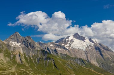 Chamonix Montblanc güzel alp dağları manzara oluşturur. Fransa 'nın yeşil Chamonix vadisinde kar ve buzulla kaplı Alpler dağları. Yazın güzel Alpler manzarası
