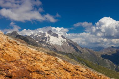 Chamonix Montblanc güzel alp dağları manzara oluşturur. Fransa 'nın yeşil Chamonix vadisinde kar ve buzulla kaplı Alpler dağları. Yazın güzel Alpler manzarası