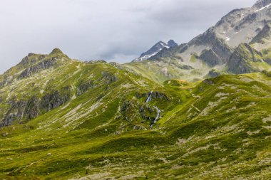 Chamonix Montblanc güzel alp dağları manzara oluşturur. Fransa 'nın yeşil Chamonix vadisinde kar ve buzulla kaplı Alpler dağları. Yazın güzel Alpler manzarası
