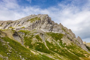 Chamonix Montblanc güzel alp dağları manzara oluşturur. Fransa 'nın yeşil Chamonix vadisinde kar ve buzulla kaplı Alpler dağları. Yazın güzel Alpler manzarası