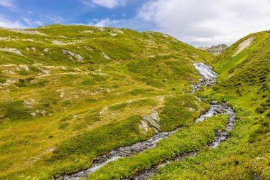 Chamonix Montblanc güzel alp dağları manzara oluşturur. Fransa 'nın yeşil Chamonix vadisinde kar ve buzulla kaplı Alpler dağları. Yazın güzel Alpler manzarası