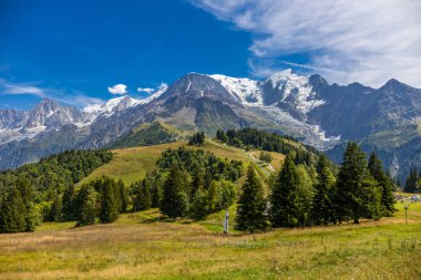 Chamonix Montblanc güzel alp dağları manzara oluşturur. Fransa 'nın yeşil Chamonix vadisinde kar ve buzulla kaplı Alpler dağları. Yazın güzel Alpler manzarası