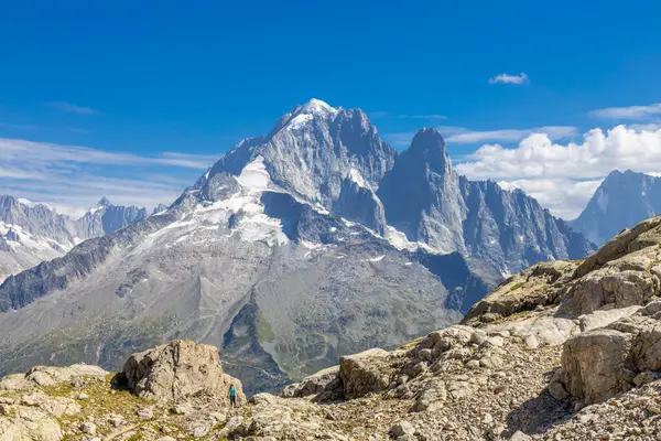 Chamonix Montblanc güzel alp dağları manzara oluşturur. Fransa 'nın yeşil Chamonix vadisinde kar ve buzulla kaplı Alpler dağları. Yazın güzel Alpler manzarası