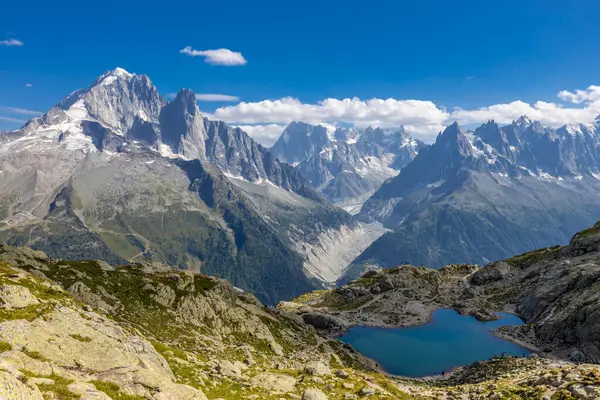Chamonix Montblanc güzel alp dağları manzara oluşturur. Fransa 'nın yeşil Chamonix vadisinde kar ve buzulla kaplı Alpler dağları. Yazın güzel Alpler manzarası