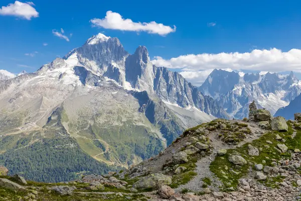Chamonix Montblanc güzel alp dağları manzara oluşturur. Fransa 'nın yeşil Chamonix vadisinde kar ve buzulla kaplı Alpler dağları. Yazın güzel Alpler manzarası