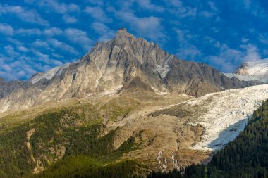 Chamonix Montblanc güzel alp dağları manzara oluşturur. Fransa 'nın yeşil Chamonix vadisinde kar ve buzulla kaplı Alpler dağları. Yazın güzel Alpler manzarası