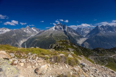 Chamonix Montblanc güzel alp dağları manzara oluşturur. Fransa 'nın yeşil Chamonix vadisinde kar ve buzulla kaplı Alpler dağları. Yazın güzel Alpler manzarası