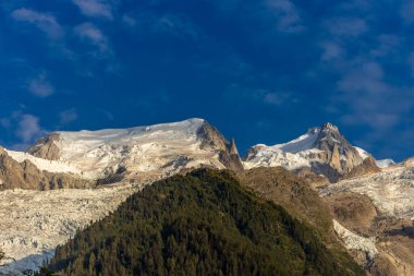 Chamonix Montblanc güzel alp dağları manzara oluşturur. Fransa 'nın yeşil Chamonix vadisinde kar ve buzulla kaplı Alpler dağları. Yazın güzel Alpler manzarası
