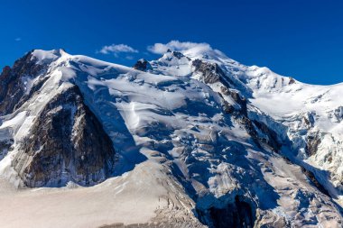 Chamonix Montblanc güzel alp dağları manzara oluşturur. Fransa 'nın yeşil Chamonix vadisinde kar ve buzulla kaplı Alpler dağları. Yazın güzel Alpler manzarası