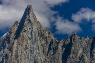 Chamonix Montblanc güzel alp dağları manzara oluşturur. Fransa 'nın yeşil Chamonix vadisinde kar ve buzulla kaplı Alpler dağları. Yazın güzel Alpler manzarası