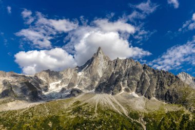 Chamonix Montblanc güzel alp dağları manzara oluşturur. Fransa 'nın yeşil Chamonix vadisinde kar ve buzulla kaplı Alpler dağları. Yazın güzel Alpler manzarası