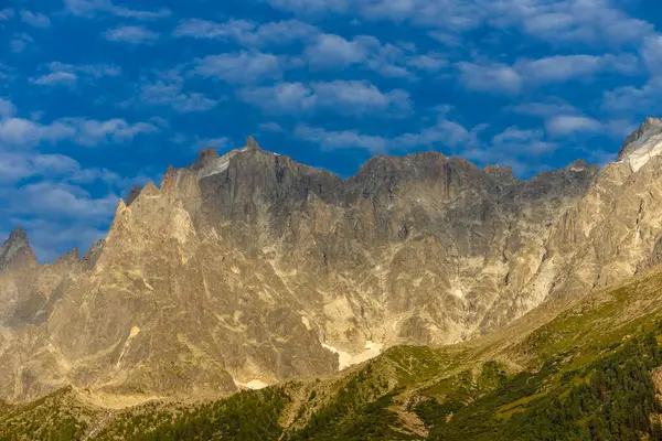 Chamonix Montblanc güzel alp dağları manzara oluşturur. Fransa 'nın yeşil Chamonix vadisinde kar ve buzulla kaplı Alpler dağları. Yazın güzel Alpler manzarası