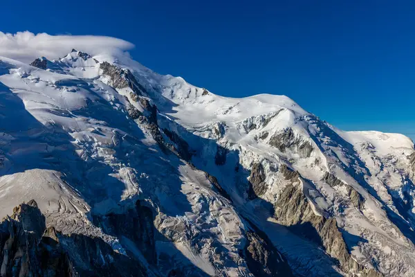 Chamonix Montblanc güzel alp dağları manzara oluşturur. Fransa 'nın yeşil Chamonix vadisinde kar ve buzulla kaplı Alpler dağları. Yazın güzel Alpler manzarası