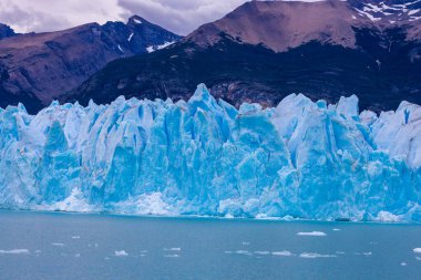 Arjantin, Patagonya 'daki Perito Moreno buzulu mavi buz. Ulusal park Los Glaciares 'in Patagonya' daki güzel dağ manzarası. Arjantin ve Şili sınırındaki buzul manzarası.