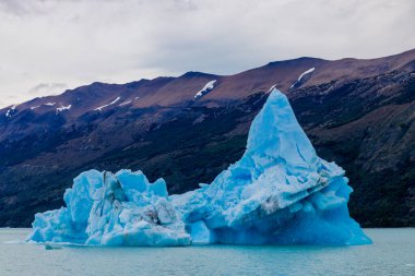 Arjantin, Patagonya 'daki Perito Moreno buzulu mavi buz. Ulusal park Los Glaciares 'in Patagonya' daki güzel dağ manzarası. Arjantin ve Şili sınırındaki buzul manzarası.