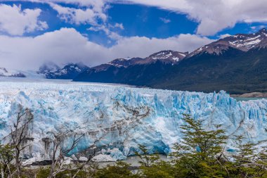 Arjantin, Patagonya 'daki Perito Moreno buzulu mavi buz. Ulusal park Los Glaciares 'in Patagonya' daki güzel dağ manzarası. Arjantin ve Şili sınırındaki buzul manzarası.