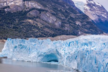Arjantin, Patagonya 'daki Perito Moreno buzulu mavi buz. Ulusal park Los Glaciares 'in Patagonya' daki güzel dağ manzarası. Arjantin ve Şili sınırındaki buzul manzarası.