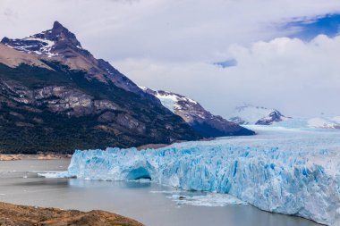 Arjantin, Patagonya 'daki Perito Moreno buzulu mavi buz. Ulusal park Los Glaciares 'in Patagonya' daki güzel dağ manzarası. Arjantin ve Şili sınırındaki buzul manzarası.