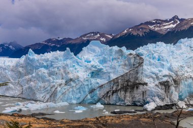 Arjantin, Patagonya 'daki Perito Moreno buzulu mavi buz. Ulusal park Los Glaciares 'in Patagonya' daki güzel dağ manzarası. Arjantin ve Şili sınırındaki buzul manzarası.