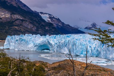 Arjantin, Patagonya 'daki Perito Moreno buzulu mavi buz. Ulusal park Los Glaciares 'in Patagonya' daki güzel dağ manzarası. Arjantin ve Şili sınırındaki buzul manzarası.