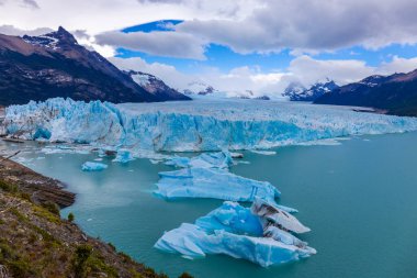 Arjantin, Patagonya 'daki Perito Moreno buzulu mavi buz. Ulusal park Los Glaciares 'in Patagonya' daki güzel dağ manzarası. Arjantin ve Şili sınırındaki buzul manzarası.