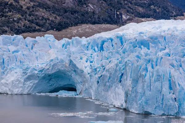 Arjantin, Patagonya 'daki Perito Moreno buzulu mavi buz. Ulusal park Los Glaciares 'in Patagonya' daki güzel dağ manzarası. Arjantin ve Şili sınırındaki buzul manzarası.