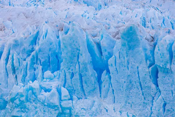 Arjantin, Patagonya 'daki Perito Moreno buzulu mavi buz. Ulusal park Los Glaciares 'in Patagonya' daki güzel dağ manzarası. Arjantin ve Şili sınırındaki buzul manzarası.