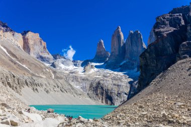 Torres del Paine dağları Şili 'deki Patagonya And Dağları ulusal parkı. Güney Amerika dağ manzarası. Güneşli bir günde, Los Cuernos, Torres del Paine ve Paine Grande göl kıyısında tepeler.