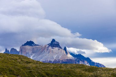 Torres del Paine dağları Şili 'deki Patagonya And Dağları ulusal parkı. Güney Amerika dağ manzarası. Güneşli bir günde, Los Cuernos, Torres del Paine ve Paine Grande göl kıyısında tepeler.