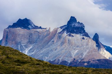 Torres del Paine dağları Şili 'deki Patagonya And Dağları ulusal parkı. Güney Amerika dağ manzarası. Güneşli bir günde, Los Cuernos, Torres del Paine ve Paine Grande göl kıyısında tepeler.