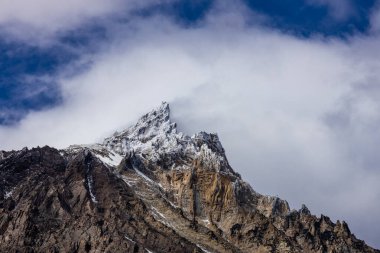 Torres del Paine dağları Şili 'deki Patagonya And Dağları ulusal parkı. Güney Amerika dağ manzarası. Güneşli bir günde, Los Cuernos, Torres del Paine ve Paine Grande göl kıyısında tepeler.