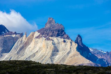 Torres del Paine dağları Şili 'deki Patagonya And Dağları ulusal parkı. Güney Amerika dağ manzarası. Güneşli bir günde, Los Cuernos, Torres del Paine ve Paine Grande göl kıyısında tepeler.