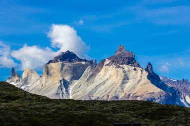 Torres del Paine dağları Şili 'deki Patagonya And Dağları ulusal parkı. Güney Amerika dağ manzarası. Güneşli bir günde, Los Cuernos, Torres del Paine ve Paine Grande göl kıyısında tepeler.
