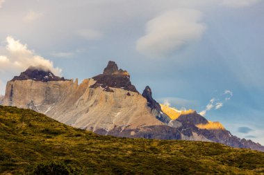 Torres del Paine dağları Şili 'deki Patagonya And Dağları ulusal parkı. Güney Amerika dağ manzarası. Güneşli bir günde, Los Cuernos, Torres del Paine ve Paine Grande göl kıyısında tepeler.