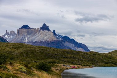 Torres del Paine dağları Şili 'deki Patagonya And Dağları ulusal parkı. Güney Amerika dağ manzarası. Güneşli bir günde, Los Cuernos, Torres del Paine ve Paine Grande göl kıyısında tepeler.