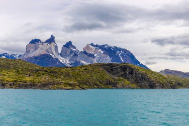 Torres del Paine dağları Şili 'deki Patagonya And Dağları ulusal parkı. Güney Amerika dağ manzarası. Güneşli bir günde, Los Cuernos, Torres del Paine ve Paine Grande göl kıyısında tepeler.