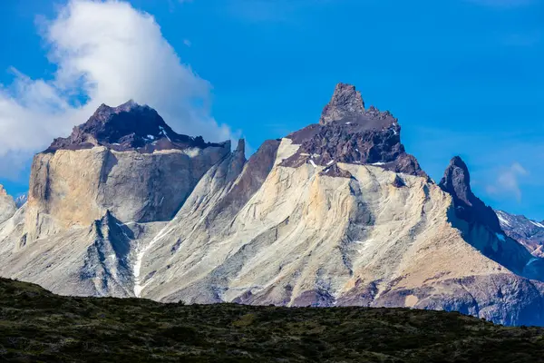 Torres del Paine dağları Şili 'deki Patagonya And Dağları ulusal parkı. Güney Amerika dağ manzarası. Güneşli bir günde, Los Cuernos, Torres del Paine ve Paine Grande göl kıyısında tepeler.