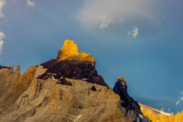 Torres del Paine dağları Şili 'deki Patagonya And Dağları ulusal parkı. Güney Amerika dağ manzarası. Güneşli bir günde, Los Cuernos, Torres del Paine ve Paine Grande göl kıyısında tepeler.