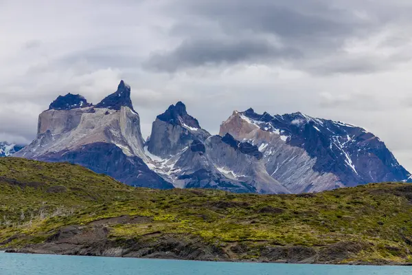 Torres del Paine dağları Şili 'deki Patagonya And Dağları ulusal parkı. Güney Amerika dağ manzarası. Güneşli bir günde, Los Cuernos, Torres del Paine ve Paine Grande göl kıyısında tepeler.
