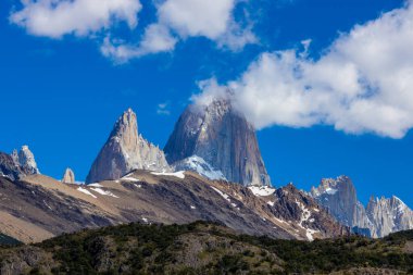 El Chalten Patagonya dağ manzaraları. Fitz Dağı Roy Arjantin 'de güzel granit kaya zirvesi. Arjantin 'deki Los Glaciares Ulusal Parkı buzdağlarının yüzdüğü muhteşem göl manzarası