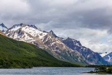 El Chalten Patagonya dağ manzaraları. Fitz Dağı Roy Arjantin 'de güzel granit kaya zirvesi. Arjantin 'deki Los Glaciares Ulusal Parkı buzdağlarının yüzdüğü muhteşem göl manzarası