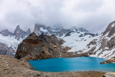 El Chalten Patagonya dağ manzaraları. Fitz Dağı Roy Arjantin 'de güzel granit kaya zirvesi. Arjantin 'deki Los Glaciares Ulusal Parkı buzdağlarının yüzdüğü muhteşem göl manzarası