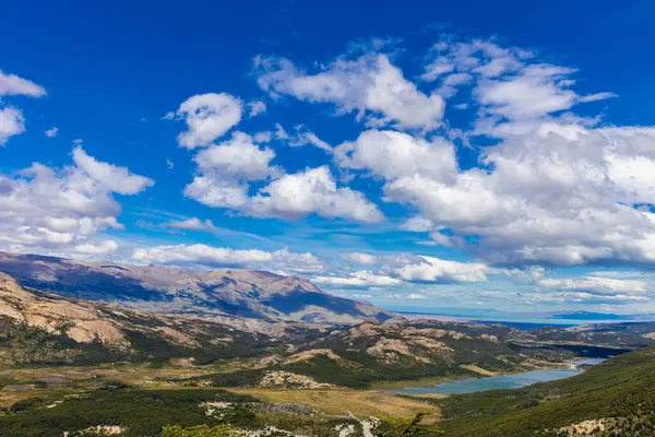 El Chalten Patagonya dağ manzaraları. Fitz Dağı Roy Arjantin 'de güzel granit kaya zirvesi. Arjantin 'deki Los Glaciares Ulusal Parkı buzdağlarının yüzdüğü muhteşem göl manzarası