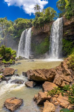 Iguazu Şelalesi Arjantin 'de ve Brezilya' da Iguazu nehrinde yer alır. Ormanda güçlü şelale akıntısı olan tropik bir manzara. Iguassu Şelalesi, kataratas iguazu Doğal Harikalar Ulusal Parkı