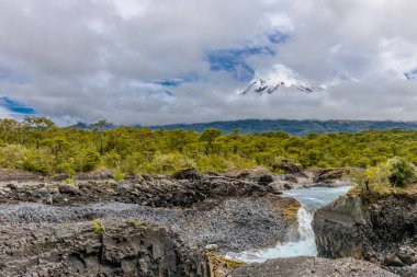 Şili 'de Osorno volkanı zirvesi, Patagonya And Dağları. Güney Amerika 'da krater ve lav aktif yanardağı olan ateş volkanik peyzajı. Kırmızı kaya donmuş lav ve volkanın tepesinde kar