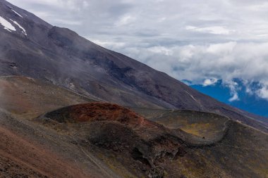 Şili 'de Osorno volkanı zirvesi, Patagonya And Dağları. Güney Amerika 'da krater ve lav aktif yanardağı olan ateş volkanik peyzajı. Kırmızı kaya donmuş lav ve volkanın tepesinde kar