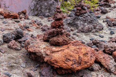 Şili 'de Osorno volkanı zirvesi, Patagonya And Dağları. Güney Amerika 'da krater ve lav aktif yanardağı olan ateş volkanik peyzajı. Kırmızı kaya donmuş lav ve volkanın tepesinde kar